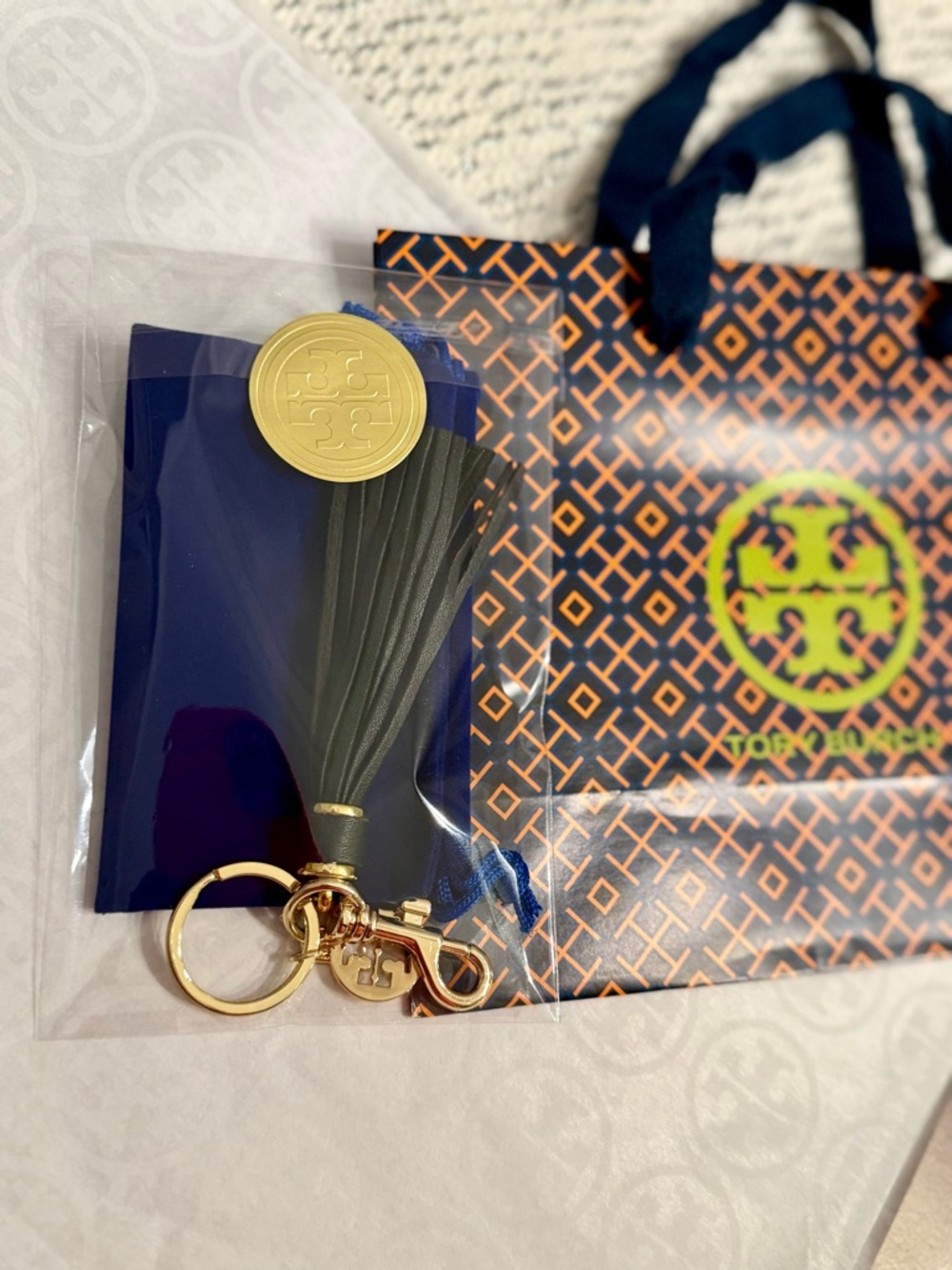 LAST ONE! 🚨 NEW. Bag charm or keychain with Tory Burch medallion + gift wrap - Picture 9 of 16